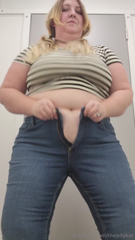 1225915199_trying-on-jeans-and-this-is-after-i-sized-up-too_0.mp4