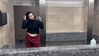 1149511455_imagine-entering-the-bathroom-and-finding-this-piggy_0.mp4