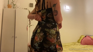 136927770_this-dress-is-toooooo-tight_0.m4v