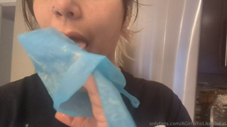 459842054_was-icing-more-cupcakes-and-i-just-hadddd-to-lick-the-bag-cl_1.m4v