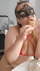 668915225_i-have-just-made-a-video-of-fast-food-eating-who-among-you_2.mp4