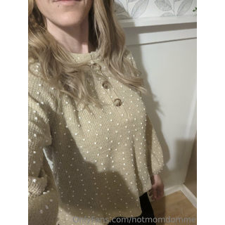 hotmomdomme-2023-03-20-2810860016.jpg