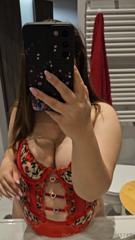 1088549975_i-can-barely-fit-into-it-i-definitely-should-have-taken-a-b_35.mp4