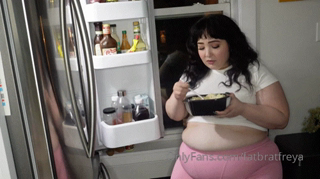 1401019070_fat-stepsister-sneaks-thanksgiving-leftoversits-the-early-h_0.mp4