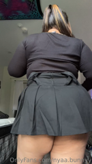 659627049_hands-up-if-you-like-watching-me-shake-my-massive-ass_0.mp4