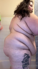 544617649_scrub-a-dub-dub-piggy-in-the-tub_0.mp4