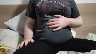 816941318_aftermath-of-a-huge-stuffing-tonight-burgers-onion-rings_4.mp4