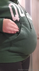 1305377813_does-this-green-sweatshirt-make-me-look-fatter_1.mp4