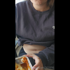 1928926941_i-love-this-kind-of-food-i-was-cold-that-s-why-i-m-wearing_0.mp4