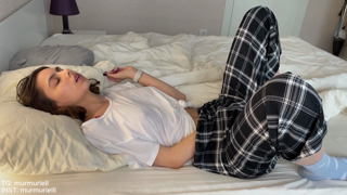 A girl masturbates on the bed with her fingers and a vibrator and brings herself to orgasm [66b49ef3e8245].mp4