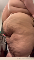 896336871_got-out-of-the-bath-and-wanted-to-show-this-huge-body-while_0.mp4