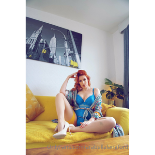 ladylangfordnylons-2022-02-20-2369514377.jpg