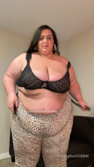 504926806_new-clothes-haul-theyre-all-too-small-influencer-weight_0.mp4