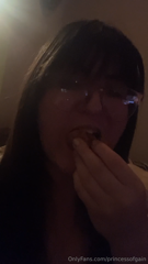 1959481956_stuffing-my-face-with-epic-wings-3_3.mp4