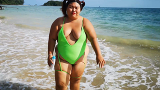 8683352_sultry-summer-beach-babe-check-out-my-new-swimsuit-i-boug_0.mp4