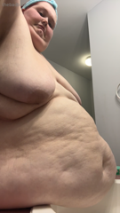 1585047477_sometimes-the-belly-just-has-to-go-in-the-sink-during-your-s_0.mp4