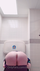 69835406_public-bathroom-ass-clapping-belly-shaking-and-heavy-breat_0.m4v