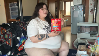 1462298383_watch-me-stuff-myself-with-tons-of-high-calorie-snacks-wen_1.mp4