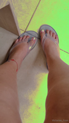 840233530_a-cute-feet-with-big-legs_0.mp4