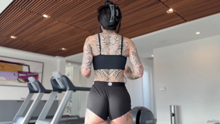 Awlivv works out and strangers helps stretch her afterwards.mp4