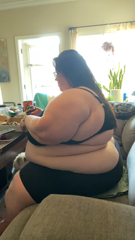 570245704_stream-started-at-04-14-2023-10-23-pm-eating-a-whole-mushro_0.mp4
