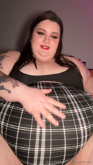 1579470293_i-love-how-much-you-love-my-big-belly_0.mp4