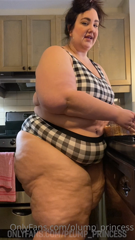 527686790_eating-cake-in-this-tiny-kitchen-sigh-its-so-wonderful-to_0.m4v
