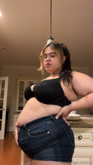 722371776_heard-y-all-like-watching-pretty-fat-girls-eat-don-t-worr_0.mp4