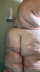 888901939_my-body-looks-so-good-with-oil_1.mp4
