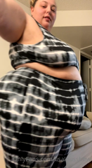 267595471_i-love-that-this-outfit-shows-off-how-fat-i-am_0.m4v