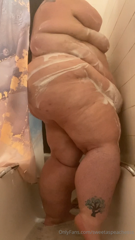744461609_come-take-a-shower-with-me-then-help-me-get-all-my-rolls-po_0.m4v