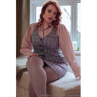 ladylangfordnylons-2025-01-16-3637667729.jpg
