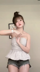 7240685403357875462 Chỉ bik hoott 🤫 #fypシ #dance .mp4