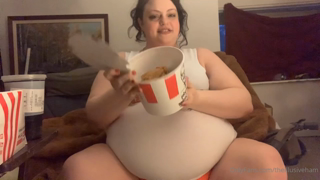 1724155094_obese-hooters-girl-pigs-out-on-fried-chicken-and-waffles_0.mp4